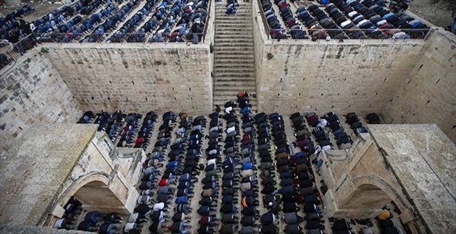 Filistinliler 16 yıl sonra Rahmet Kapısı´nda namaz kıldı