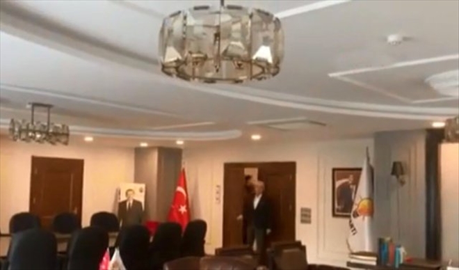 5,5 Büyüklüğündeki Deprem, İzmir´deki AK Parti İl Başkanlığında Saniye Saniye Kameralara Yansıdı