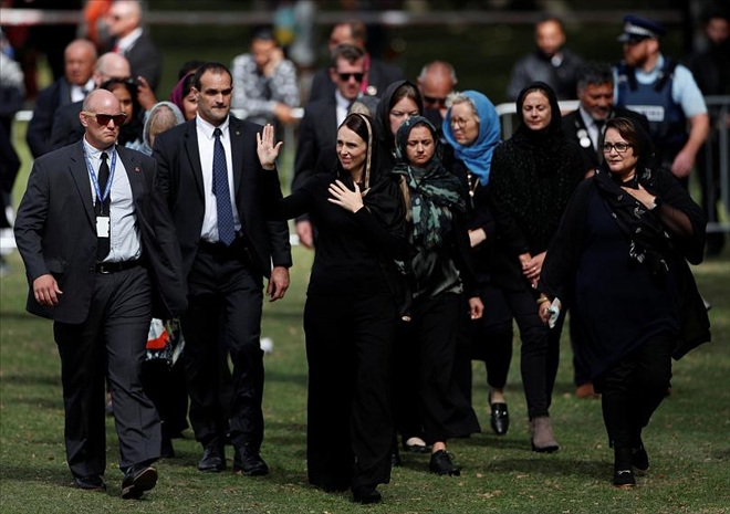 Yeni Zelanda kenetlendi: Cuma namazı canlı yayınlandı, Başbakan Ardern hadis okudu, baş örtüsü taktı