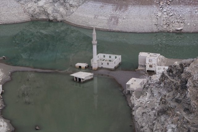 Artvin´de Yağışların Az Olması ile Baraj Suları Çekildi, Asırlık Köy Ortaya Çıktı