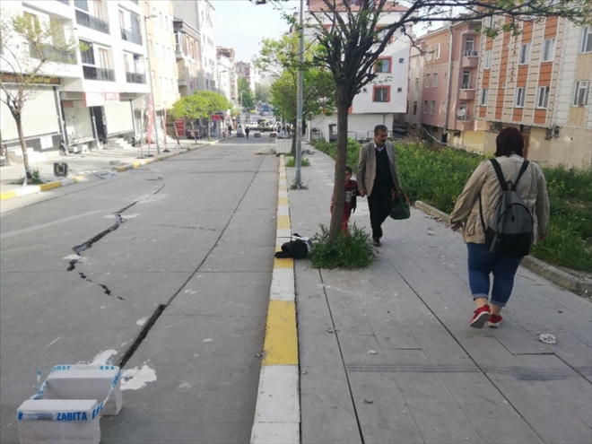 İstanbul´daki ´çatlaklar´ depremin habercisi mi?