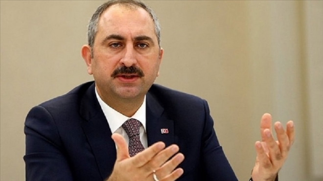 Bakan Gül´den avukatın etek boyuna tepki gösterdiği için görevden uzaklaştırılan hakim ile ilgili açıklama..