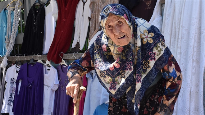 90 yaşında pazarda tezgah açıp hasta oğluna bakıyor