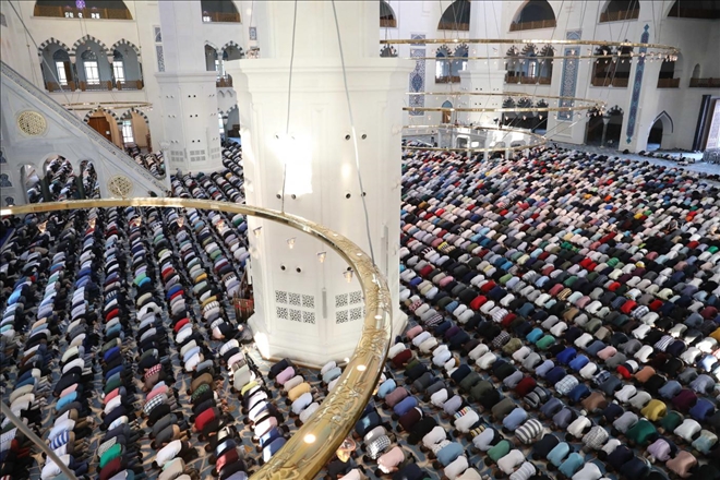 Siyasetçilerden bayram mesajı? Namaz çıkışında gündemi değerlendirdiler