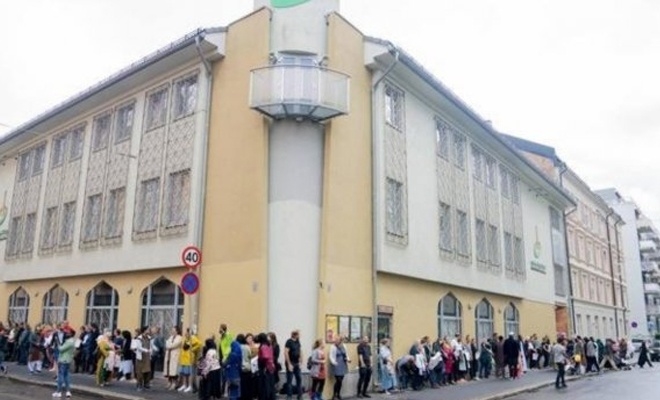 Norveçliler cami önünde nöbete başladı