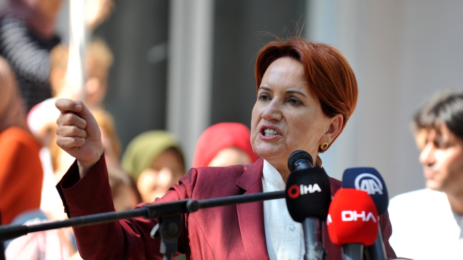 ‘MAKBULE’ TARTIŞMASINA AKŞENER DE KATILDI: KAŞIK SALLAYANLARI DEĞİL PİŞİRENLERİ BİLİYORUM