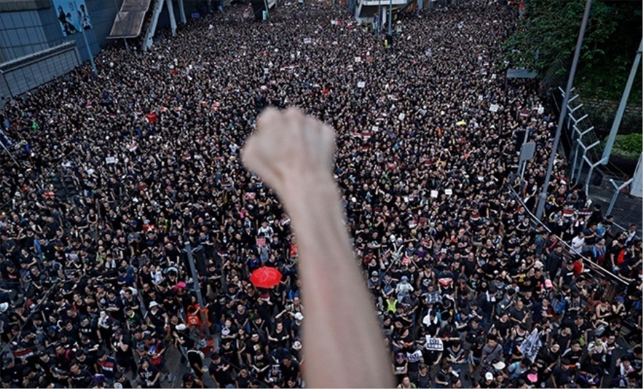 HONG KONG’DA PROTESTOCULARIN ZAFERİ!