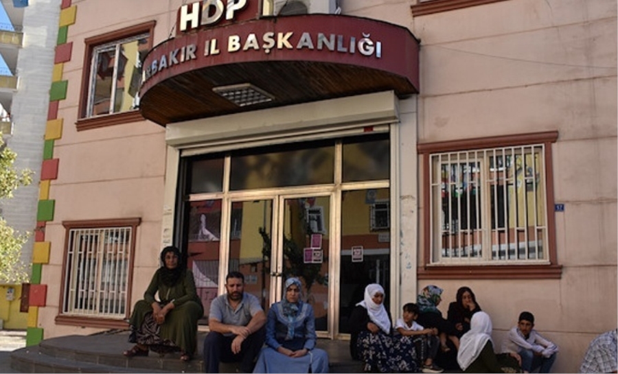 HDP BİNASI ÖNÜNDE AİLELER EYLEMLERİNİ SÜRDÜRÜYOR