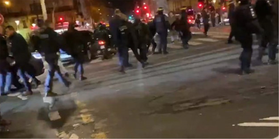 Büyük protesto! Macron’un bulunduğu salonu basmaya çalıştılar