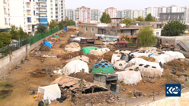 Diyarbakır’da etrafı yüksek binalarla çevrili bir köy