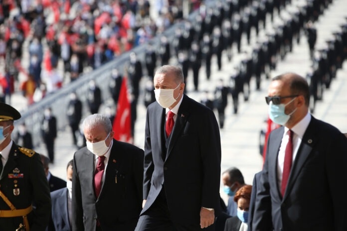 Erdoğan: Ülkemizin önünü kesmeye yönelik içeriden ve dışarıdan gelen saldırılar mücadele azmimizi güçlendirmekte