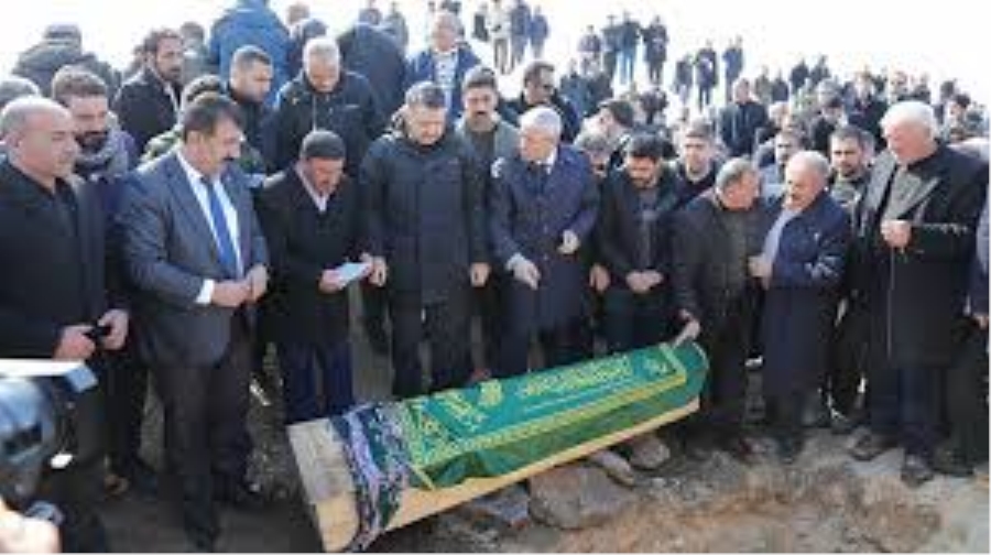 Depremde hayatını kaybeden 9 kişi toprağa verildi