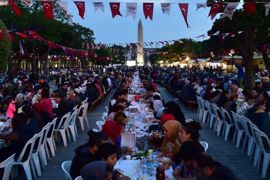 Ramazanda koronavirüs nedeniyle oruç tutmak ertelenmeli tartışması ilahiyatçıları böldü