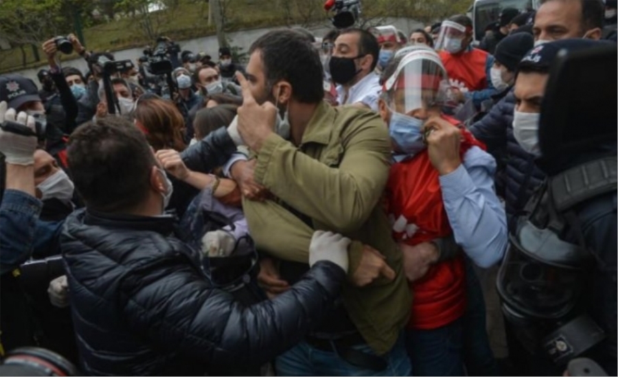 Sokağa çıkma kısıtlamasına rağmen gösteri yapan DİSK