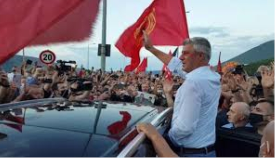 Lahey’de ifade veren Thaçi’ye davullu zurnalı karşılama