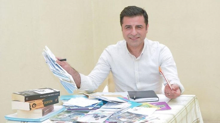 Selahattin Demirtaş Medyascope söyleşisinin yankıları üzerine düşüncelerini kaleme aldı: “İnsan kimliğimizi siyasetçi kimliğimize kurban etmeyelim