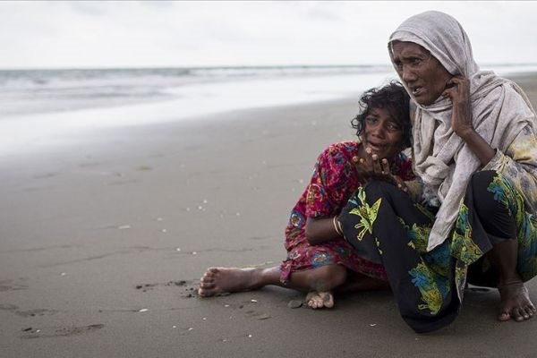 Myanmarlı askerler, Arakanlı Müslümanlara 