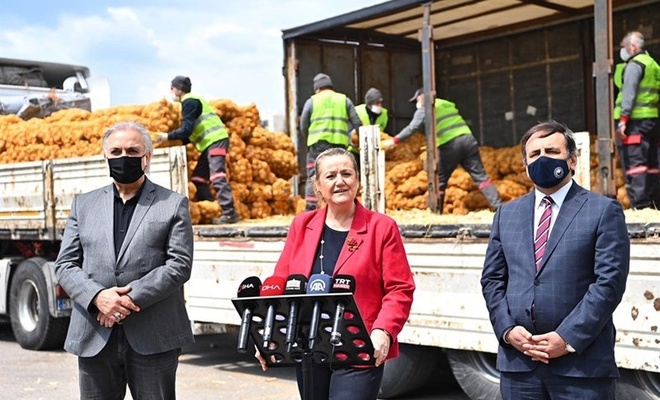 Resmi törenle halka ‘bedava patates’ dağıtıldı