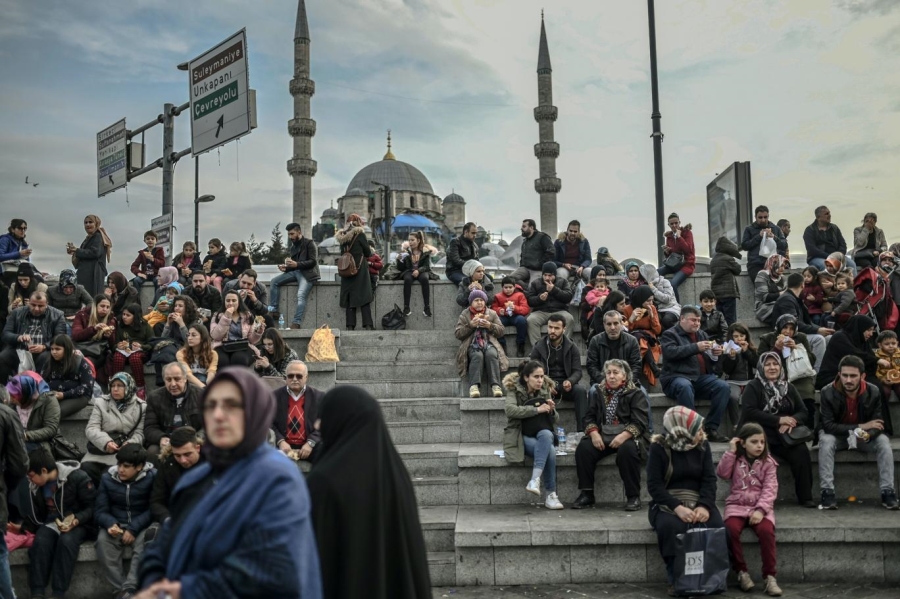 Bu kez seküler ailelerin muhafazakar çocukları anlatıyor… Nasıl tepkiler alıyor, neler hissediyorlar?