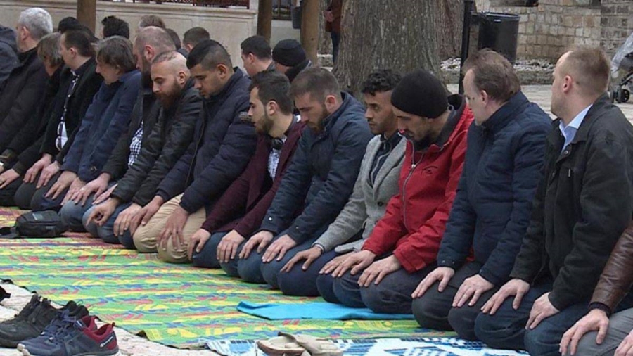 Sırp Cumhuriyeti polisinden namaz kılan Boşnaklara para cezası