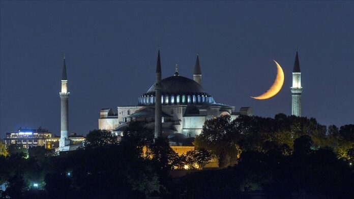 Hicri 1444 yılı, akşam namazı vaktiyle başlıyor..