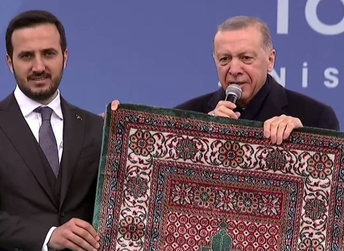 Erdoğan: “Birileri seccadelerin üzerine ayakkabılarla basabilir, Pensilvanya’dan alıyorlar talimatı”