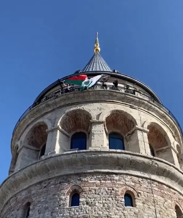 Galata Kulesi’nden Filistin bayrağı asmak isteyen aktivistleri güvenlik darp etti: “Kuleden düşüyordum”