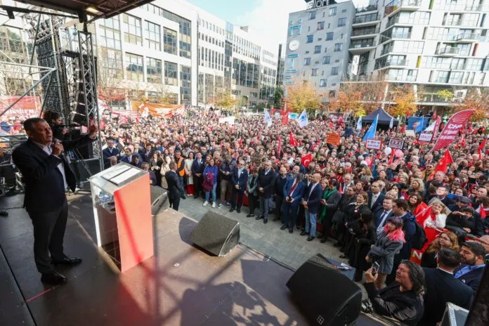 CHP mitingleri Brüksel’e taşıdı. Özgür Özel: “İmamoğlu’na, Demirtaş’a, Yüksekdağ’a sahip çıkmak için geldik”