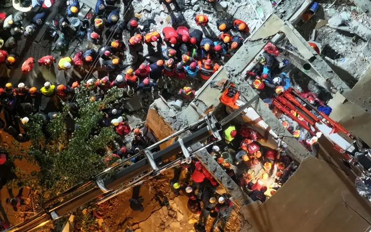 Gebze’de anne babanın cansız bedenleri de çöken binanın enkazından çıkarıldı