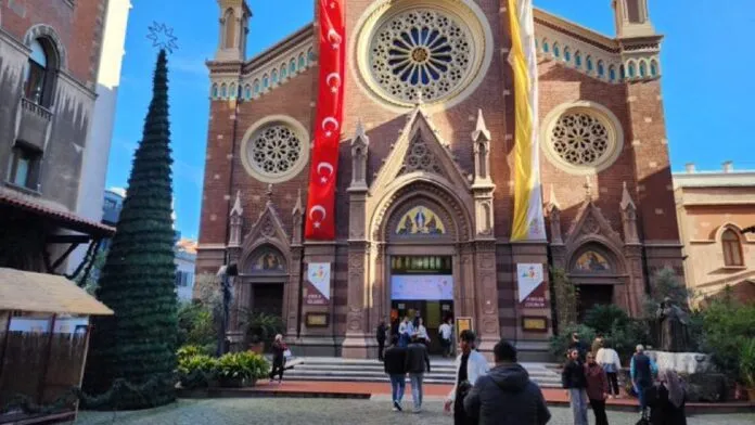 Papa İstanbul’da: Önce St. Esprit Katedrali ardından helikopterle İznik Konsili