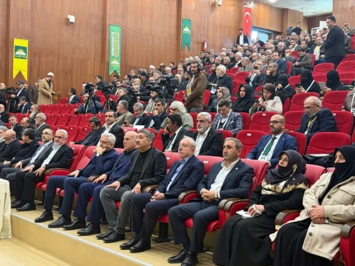 Uçum, HÜDA PAR’ın düzenlediği, AK Partililerin konuştuğu çalıştayı bölücü ilan etti. Kurt: “Müslümanlar için konuşuldu, sizlik bir şey değil”