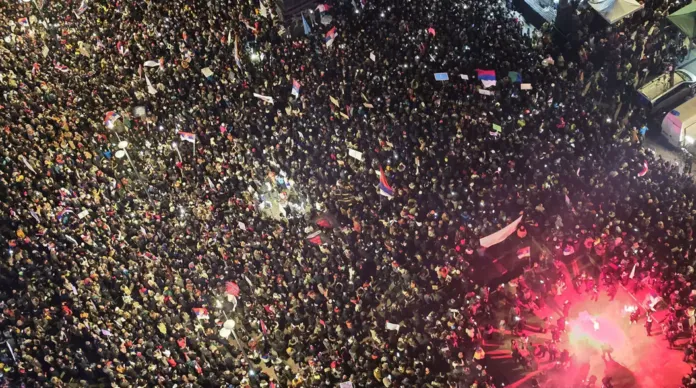 Sırplar pes etmiyor: Ülke tarihinin en kalabalık protestosu