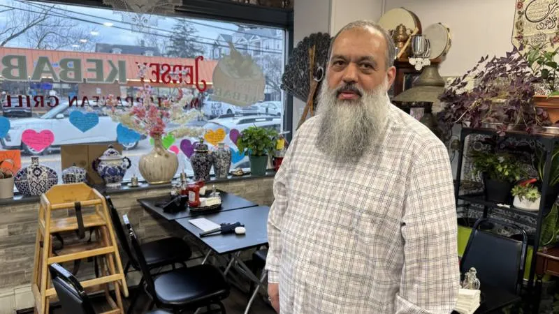 ICE polisleri, Cemal ve Emine Emanet çiftinin New Jersey eyaletinin Cherry Hill bölgesindeki ev ve iş yerine 25 Şubat Salı günü uzun namlulu silahlarla baskın düzenledi.