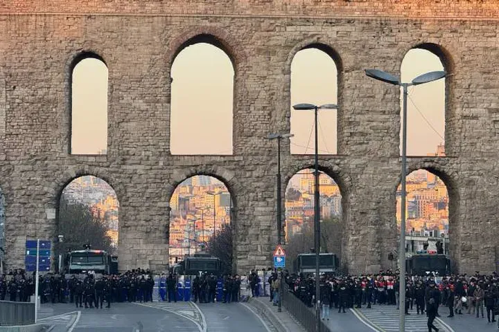 İzinsiz gösterilere katılan işgal ortağı ABD vatandaşı sınır dışı edildi