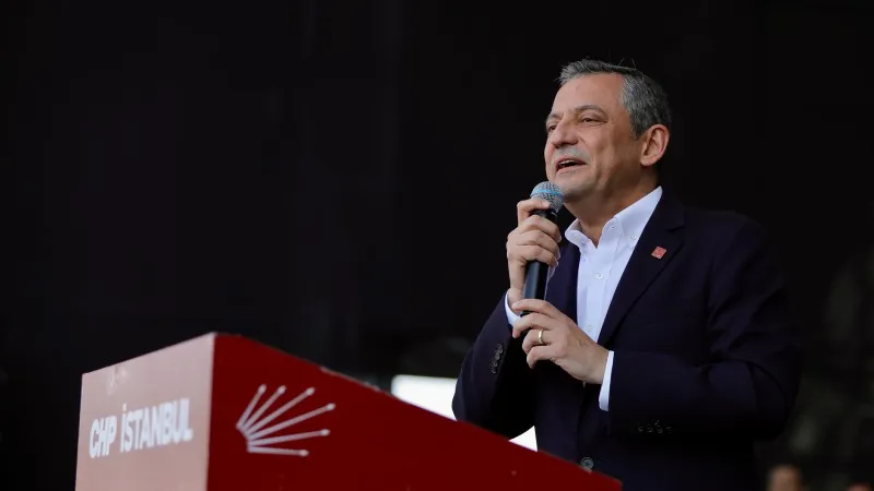 Özgür Özel: Emin olun Ekrem Başkan küçücük hücresinde ama dünyanın en büyük demokrasi sarayında; arkasında 15.5 milyon oy var!