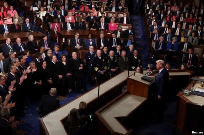 Salondaki Cumhuriyetçi Kongre üyeleri, Trump konuşurken 