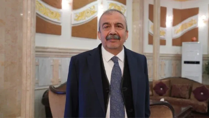 Sırrı Süreyya Önder kalp krizi geçirip hastaneye kaldırıldı