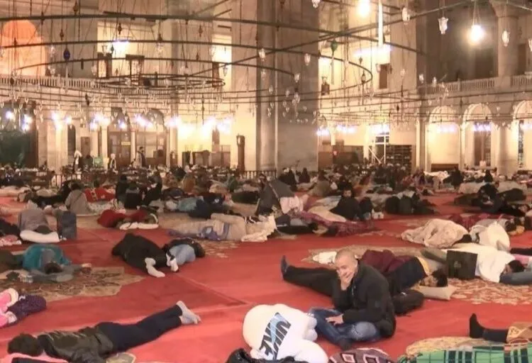 İstanbullular geceyi park, cami ve spor salonlarında geçirdi