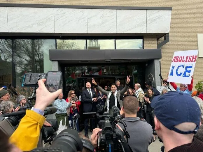 Amerika vatandaşlık görüşmesinde tutuklanan Filistinli öğrenci Mohsen Mahdawi serbest bırakıldı: “Senden korkmuyorum Trump!”