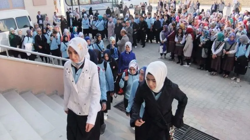 Lisede zorunlu eğitim için 3 model masada
