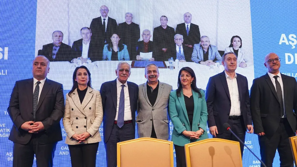 DEM Parti heyeti beşinci kez İmralı yolunda; Pervin Buldan ve Avukat Özgür Erol görüşme için adaya gitti