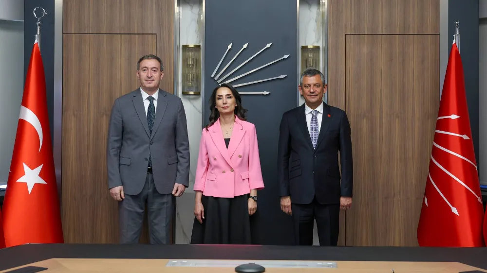 Siyasi parti turuna çıkan DEM Parti heyeti, CHP lideri Özel ile görüştü