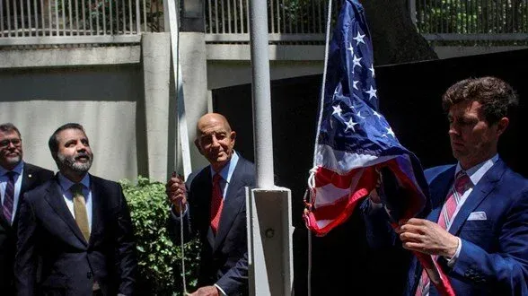Amerikan bayrağı Şam’da göndere çekildi: “Trump, Suriye’nin teröre destek vermediğini ilan edecek”