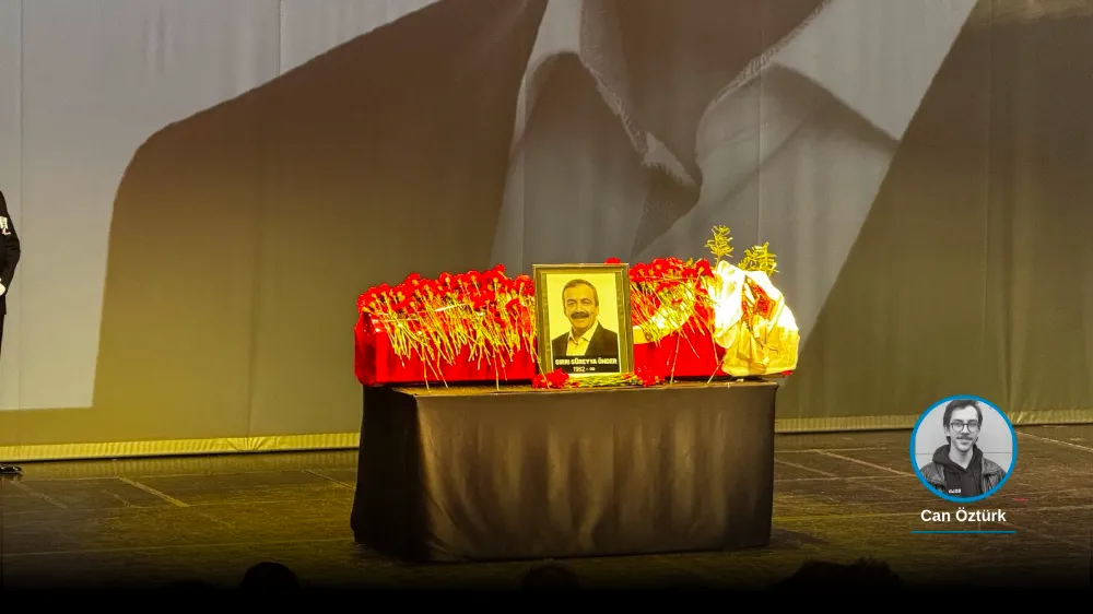 Sırrı Süreyya Önder son yolculuğuna uğurlanıyor: AKM’deki törene binler katıldı, tabutu ayakta dakikalarca alkışlandı, “barış” sözü verildi