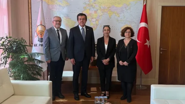 Zeybekçi’den demokrasi dersi: “Demokrasinin üç temeli; devlet, hukuk ve halk. Birisi saçmaladığında diğerlerinin görevi hizaya sokmak”