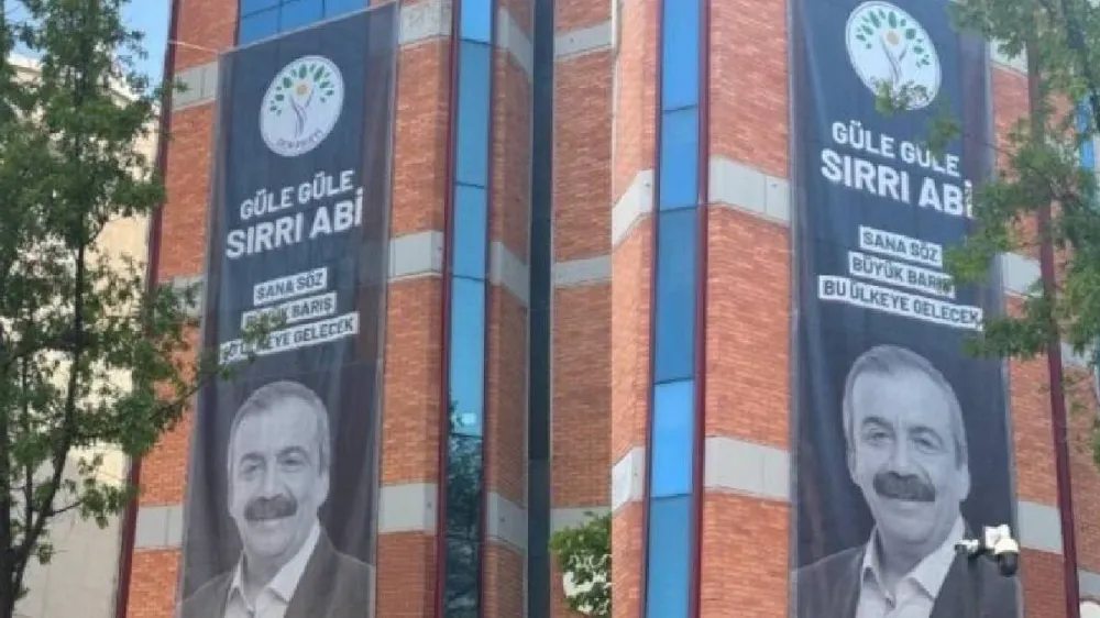 DEM Parti Genel Merkezi’ne Sırrı Süreyya Önder afişi asıldı: Sana söz büyük barış bu ülkeye gelecek