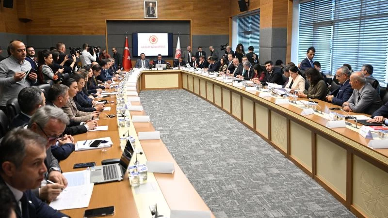 https://media-cdn.t24.com.tr/media/library/2025/06/1748753781928-adalet-komisyonu-aa-2366005-1.jpg
