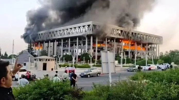 İsrail, İran devlet televizyonunu canlı yayında vurdu