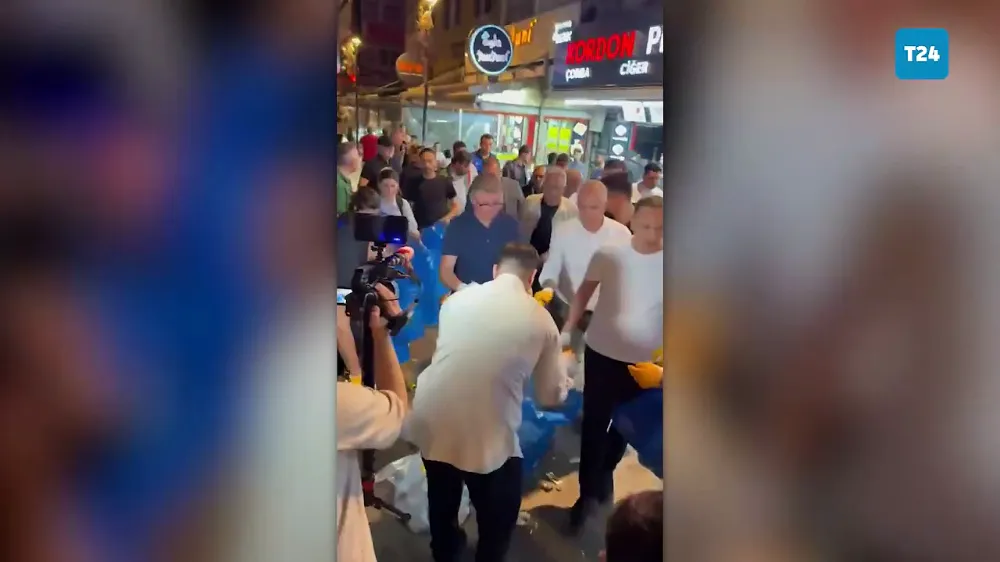 İzmir’de grev krizi büyüyor: Belediye Başkanı Cemil Tugay çöp topladı, sendikayla arasında gerginlik çıktı