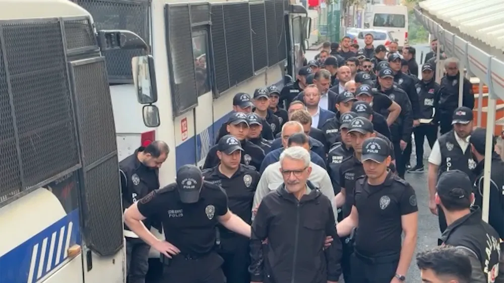5. dalga İBB operasyonunda gözaltına alınanların servis edilen görüntülerine tepki yağdı!
